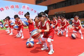 欧冠2-1逆转！巴萨天降神兵：后卫3分钟梅开二度创历史，逼近前八